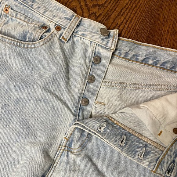 Vintage Levi 501 Light Denim Shorts in 31 (Fits current day 28) - Picture 3 of 5